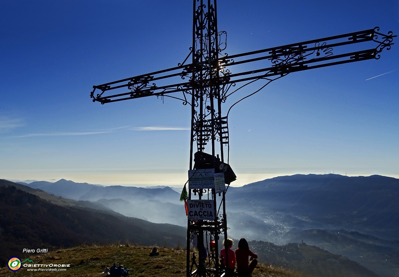 30 Dalla croce dello Zuc di Valbona panorama sulla Val Imagna.JPG -                                